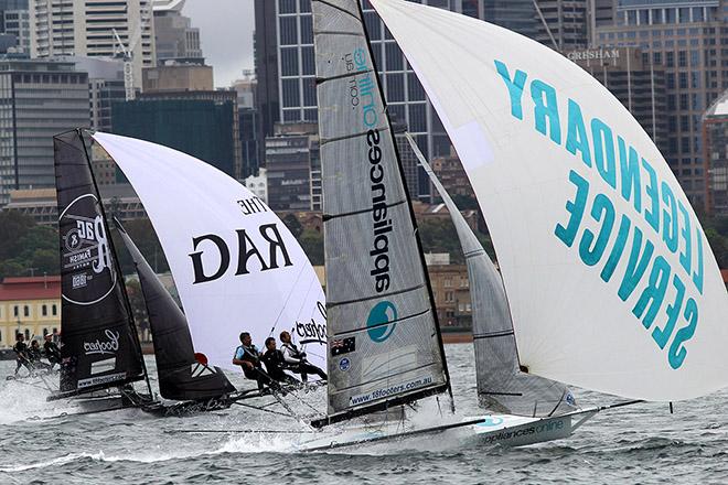 Spectacular battle between Coopers 62-Rag & Famish and Appliancesonline. - 2017 JJ Giltinan Championship © 18footers.com